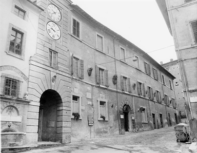 Palazzo dei Governatori, sede della Biblioteca Comunale "Francesco Antolisei"